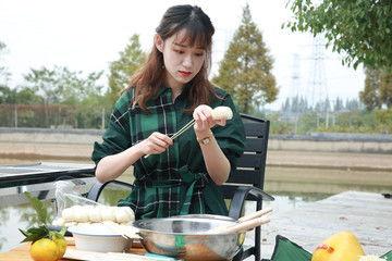 吃瓜小妞图片高清,吃瓜小妞的时尚魅力瞬间