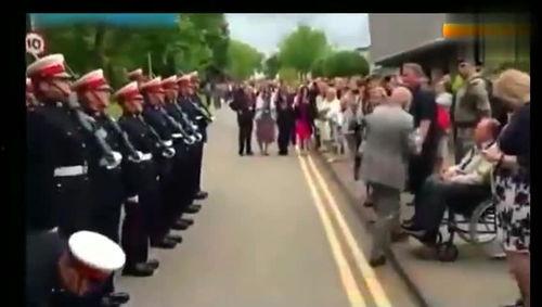 国兵集体吃瓜,揭秘赛场背后的欢乐瞬间