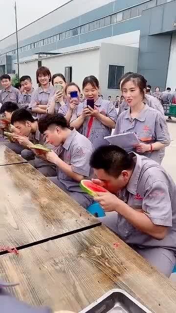 政府女职工吃瓜,共享瓜果乐